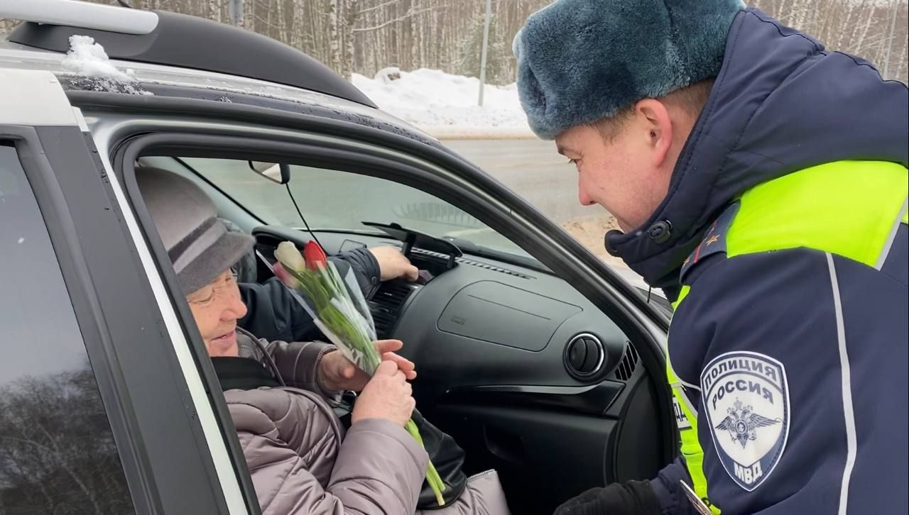 Зеленодольских автоледи с наступающим 8 марта поздравили сотрудники ГИБДД Зеленодольска