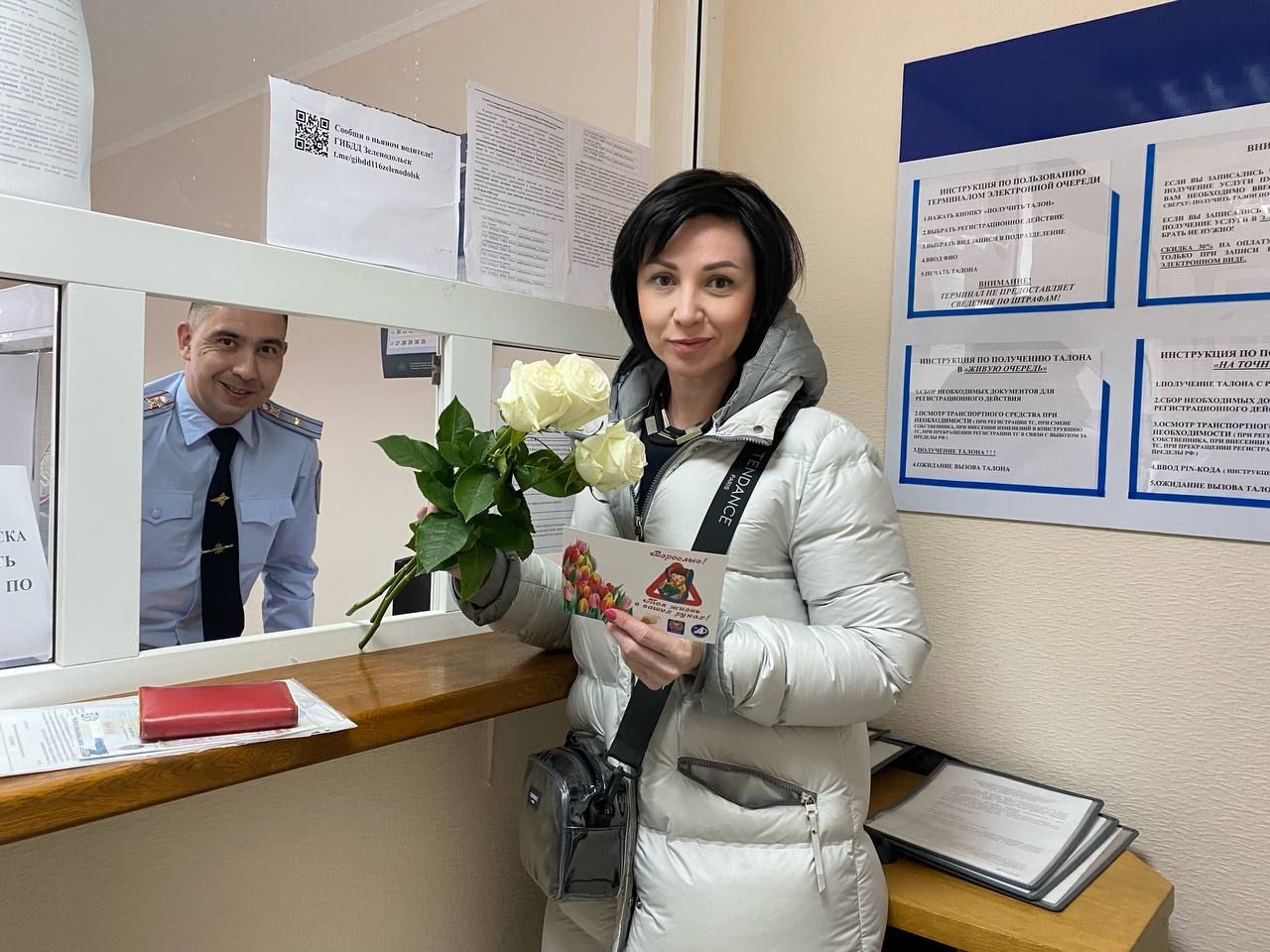 Зеленодольских автоледи с наступающим 8 марта поздравили сотрудники ГИБДД Зеленодольска