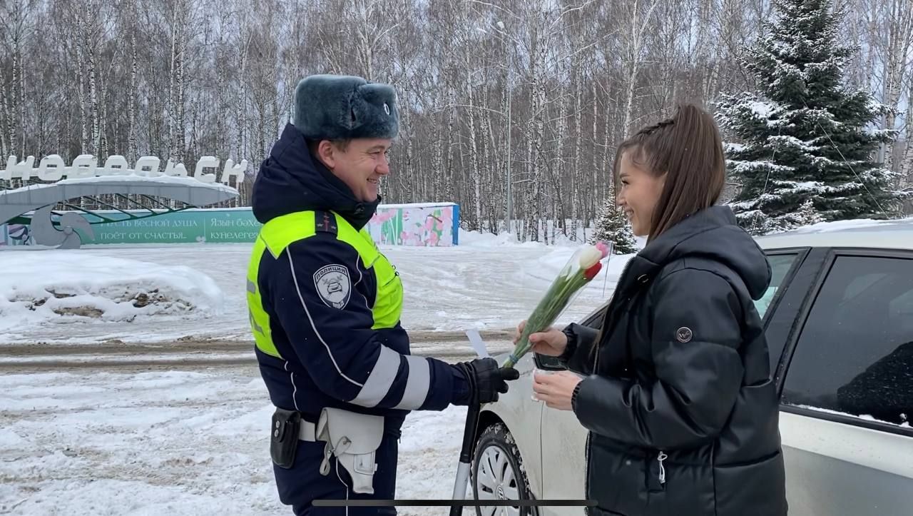 Зеленодольских автоледи с наступающим 8 марта поздравили сотрудники ГИБДД Зеленодольска