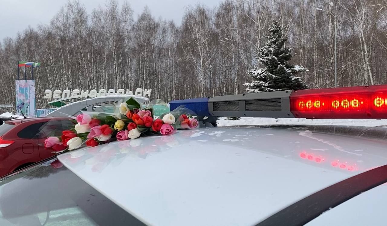 Зеленодольских автоледи с наступающим 8 марта поздравили сотрудники ГИБДД Зеленодольска