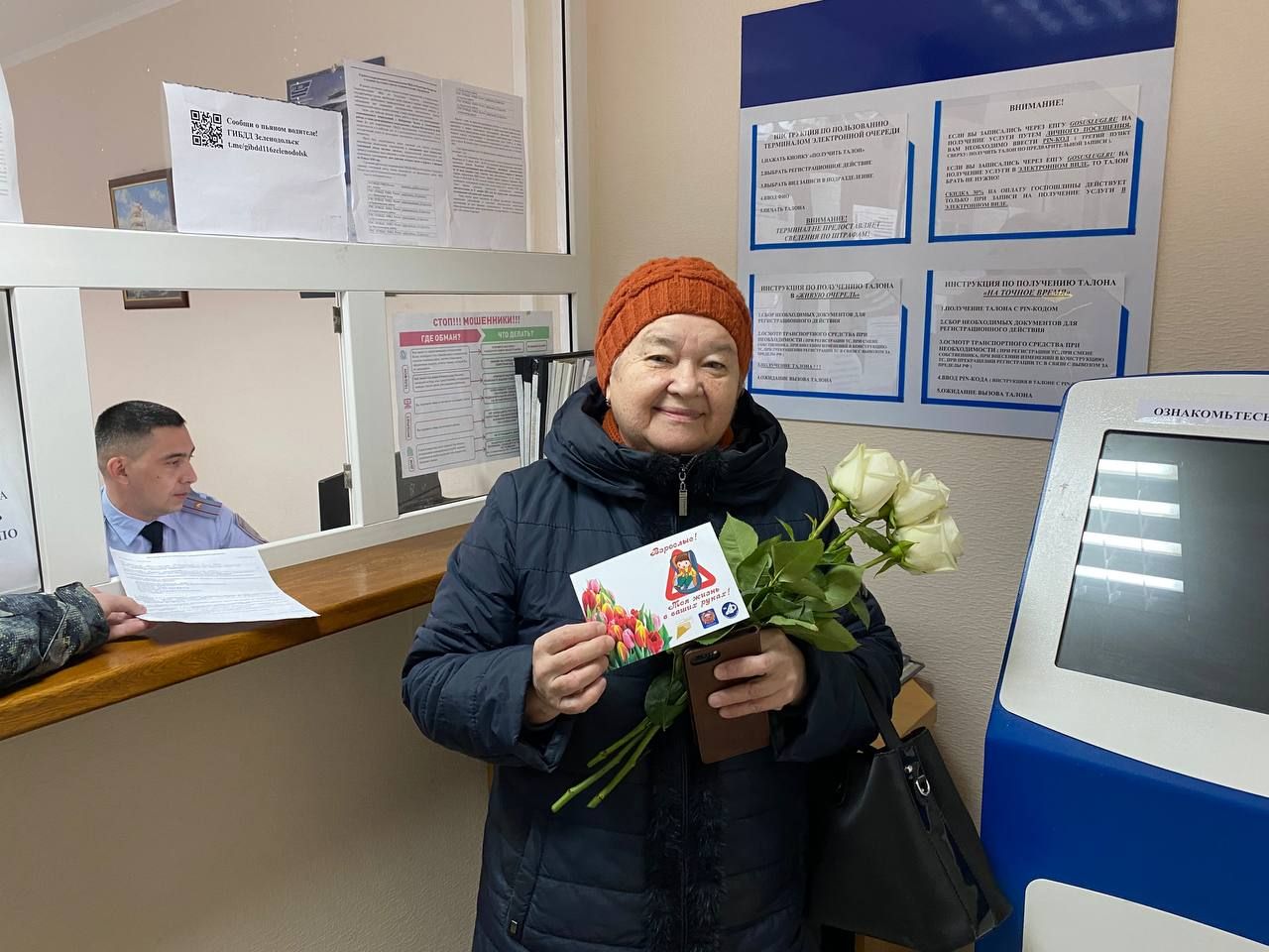 Зеленодольских автоледи с наступающим 8 марта поздравили сотрудники ГИБДД Зеленодольска