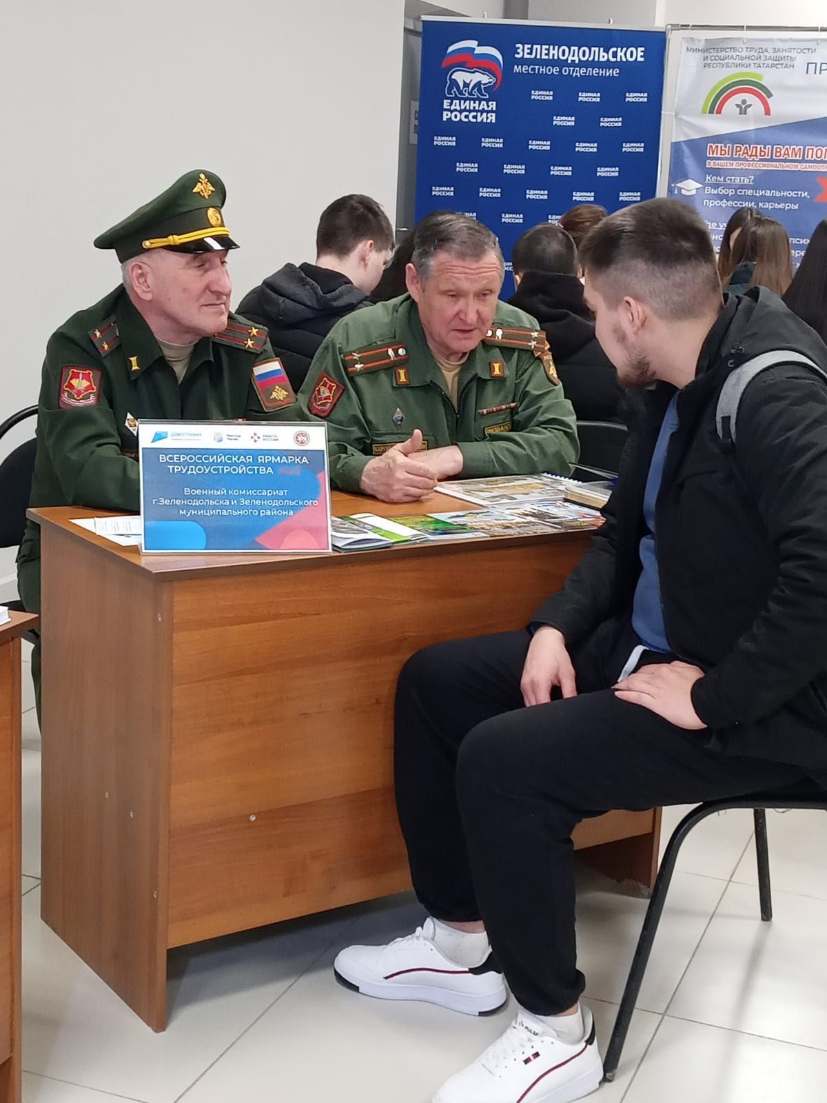 Новые возможно - на ярмарке вакансий. Служить во благо Родины