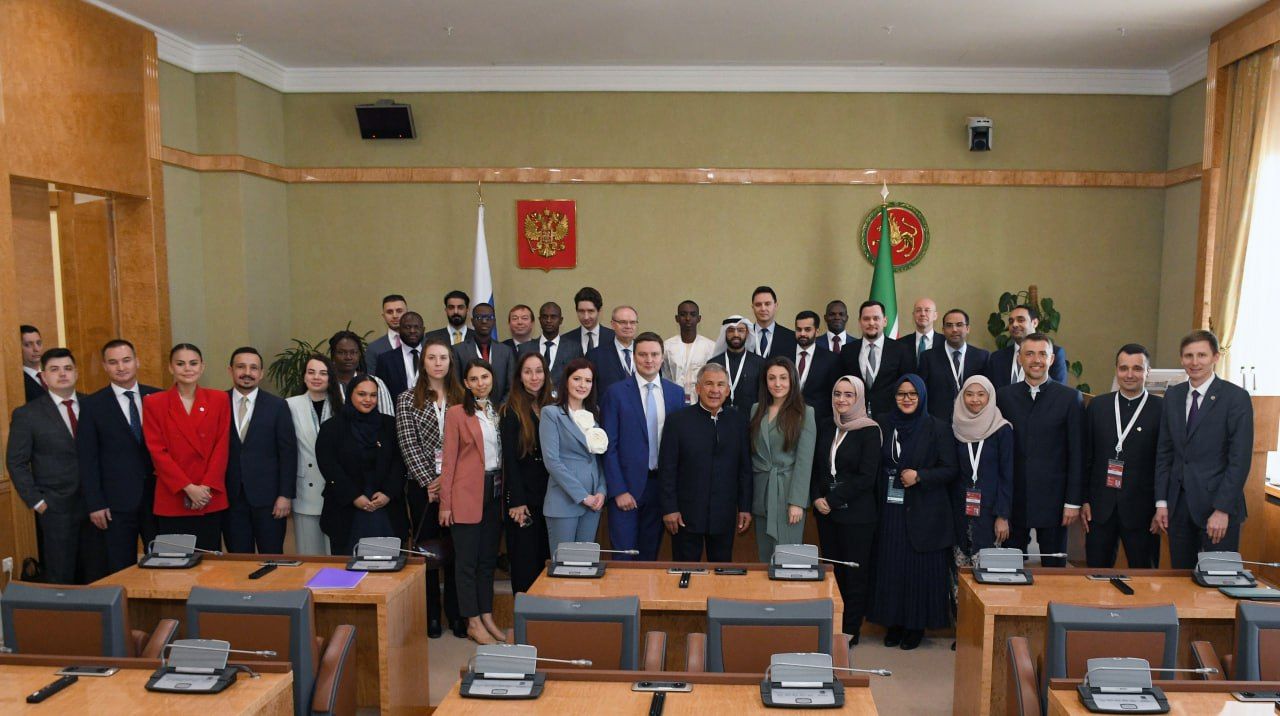Рустам Минниханов провел встречу с молодыми дипломатами стран ОИС