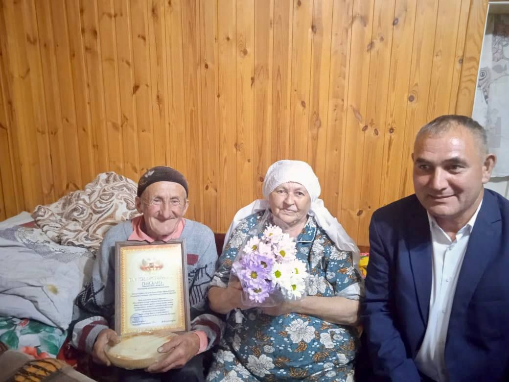 В селе Нурлаты поздравили супружеские пары с «золотой» свадьбой