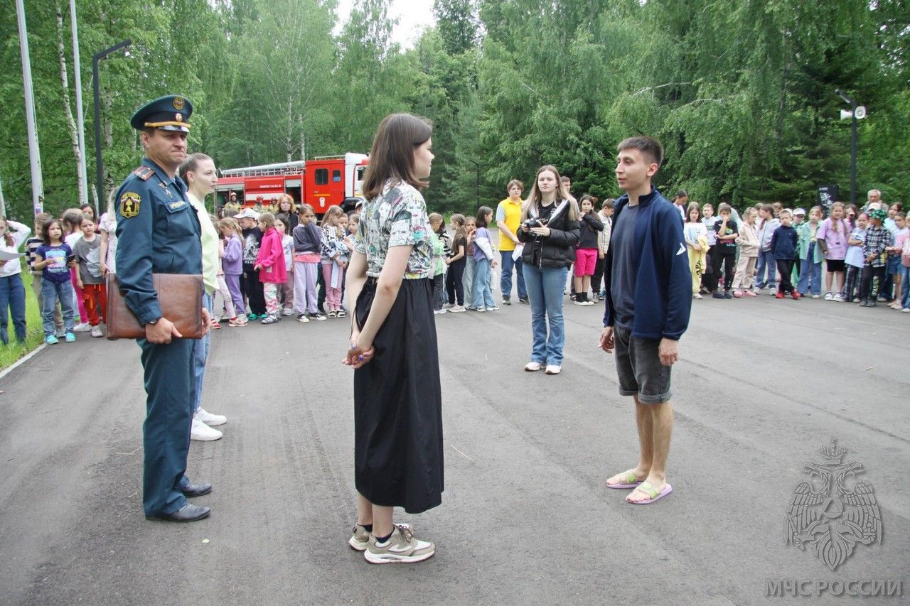 Сотрудники МЧС проводят занятия в детских лагерях