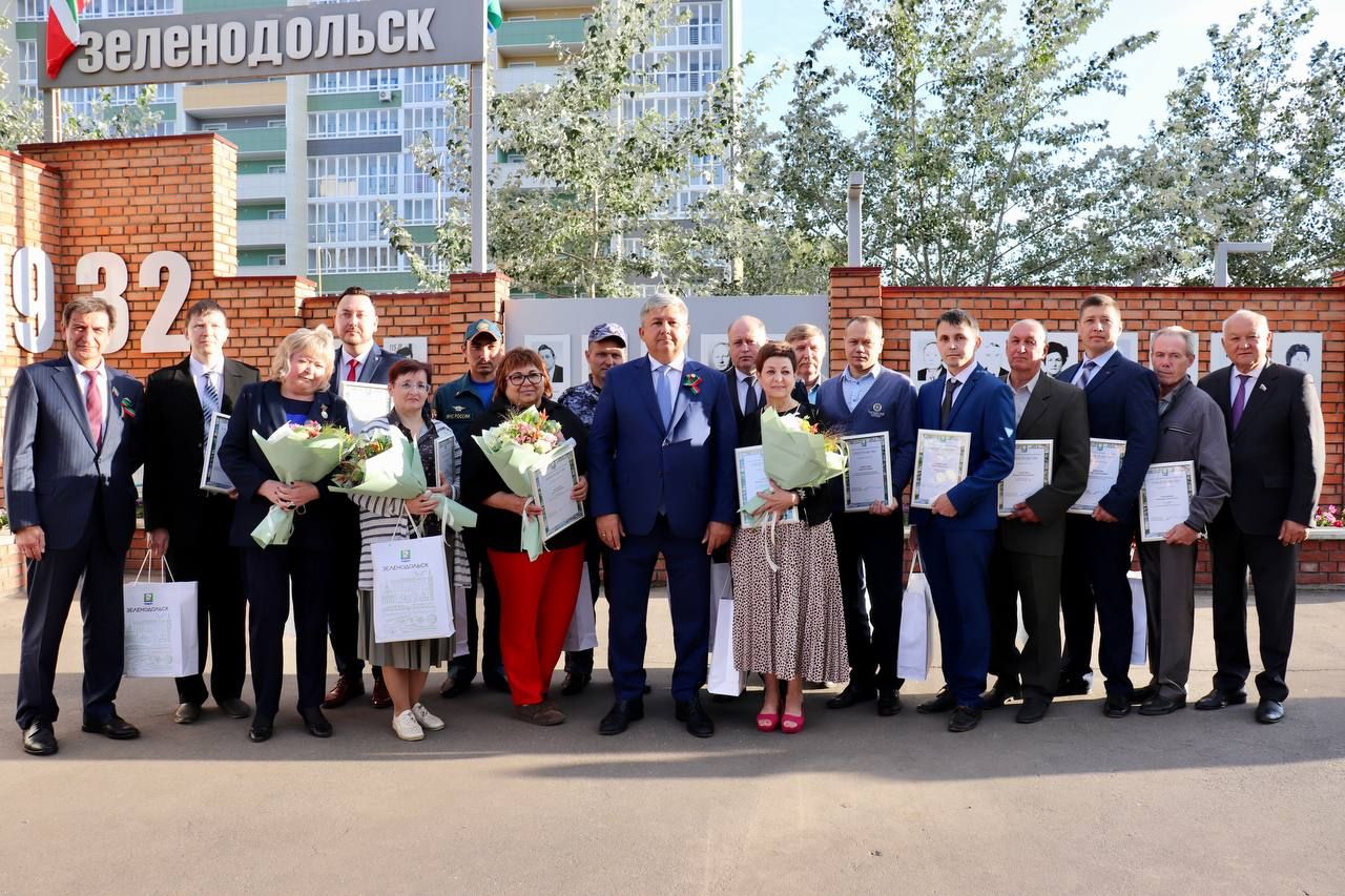 Зеленодольским стобалльникам вручили сертификаты на 30 тысяч рублей