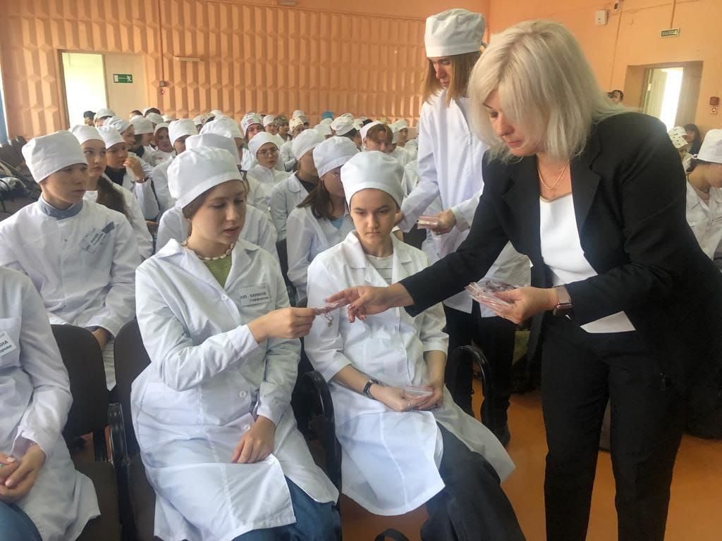В память о жертвах теракта, произошедшего в Беслане, в учебных заведениях города Зеленодольский Центр «Форпост» организовал акцию «Открытая ладонь»