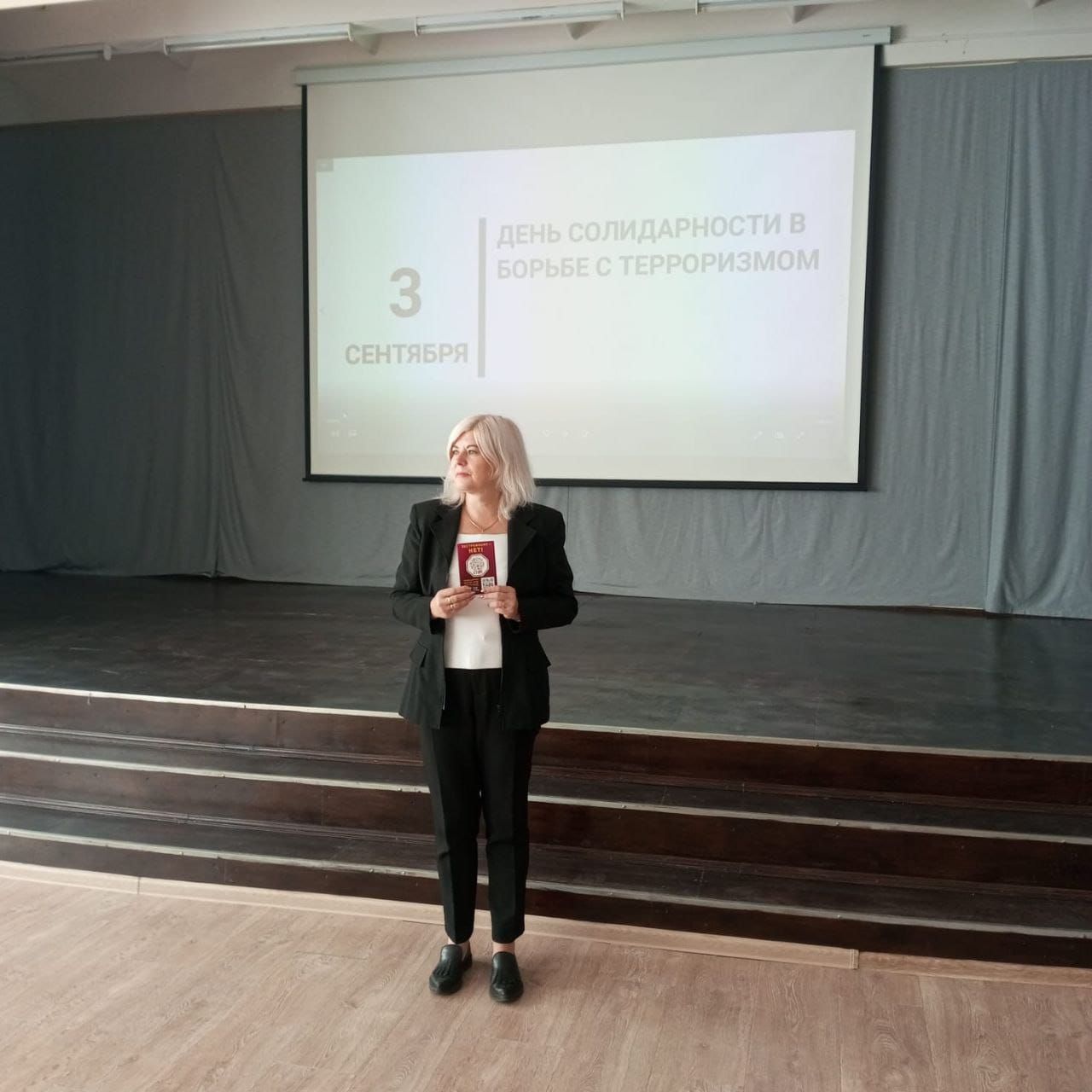 В память о жертвах теракта, произошедшего в Беслане, в учебных заведениях города Зеленодольский Центр «Форпост» организовал акцию «Открытая ладонь»
