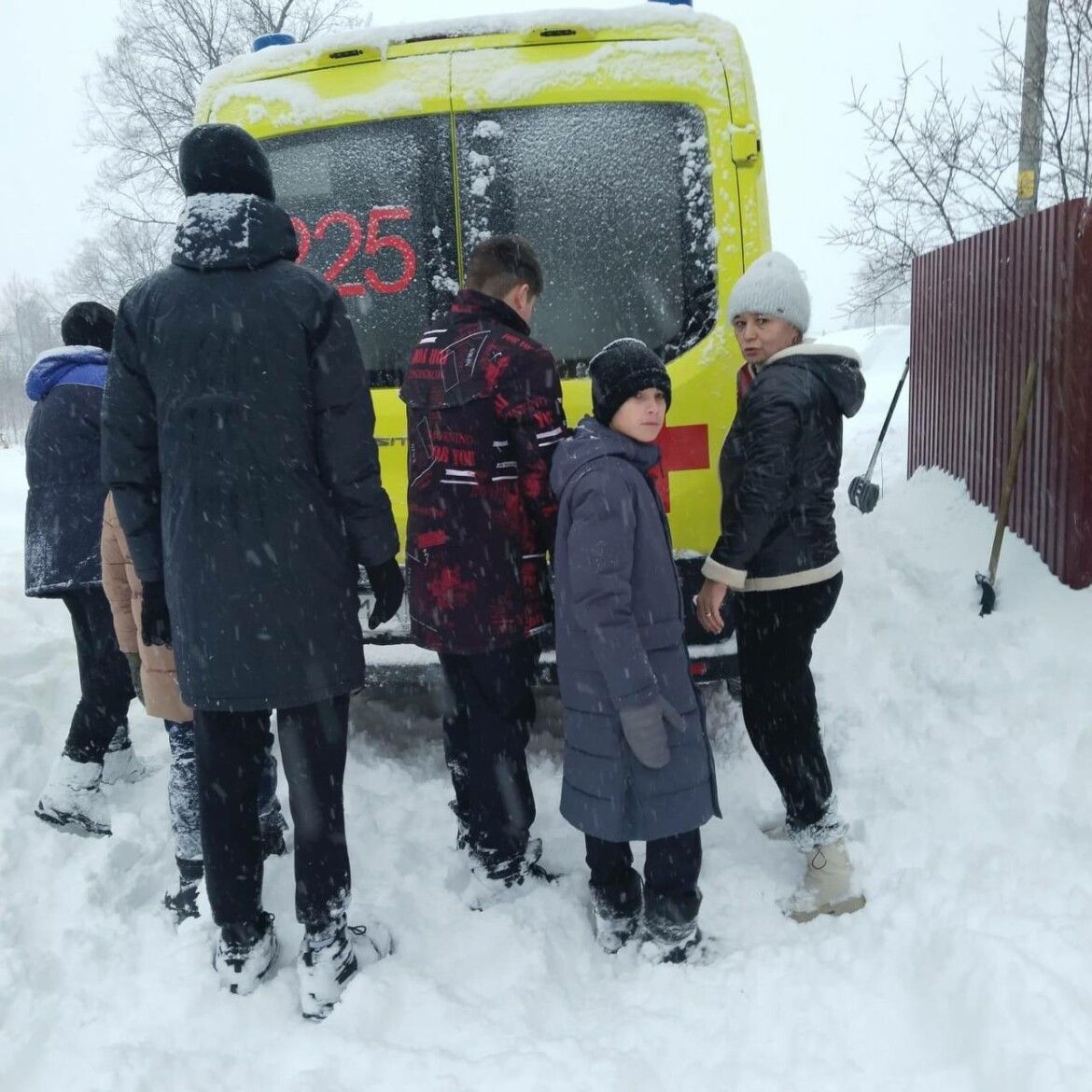 В Зеленодольске местные школьники вызволили из снежного плена автомобиль скорой помощи
