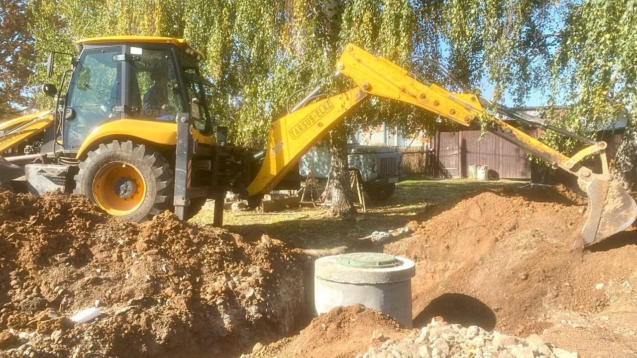 Вода в дом бойца: сотрудники Зеленодольского водоканала подключили дома родителей мобилизованного к водоснабжению