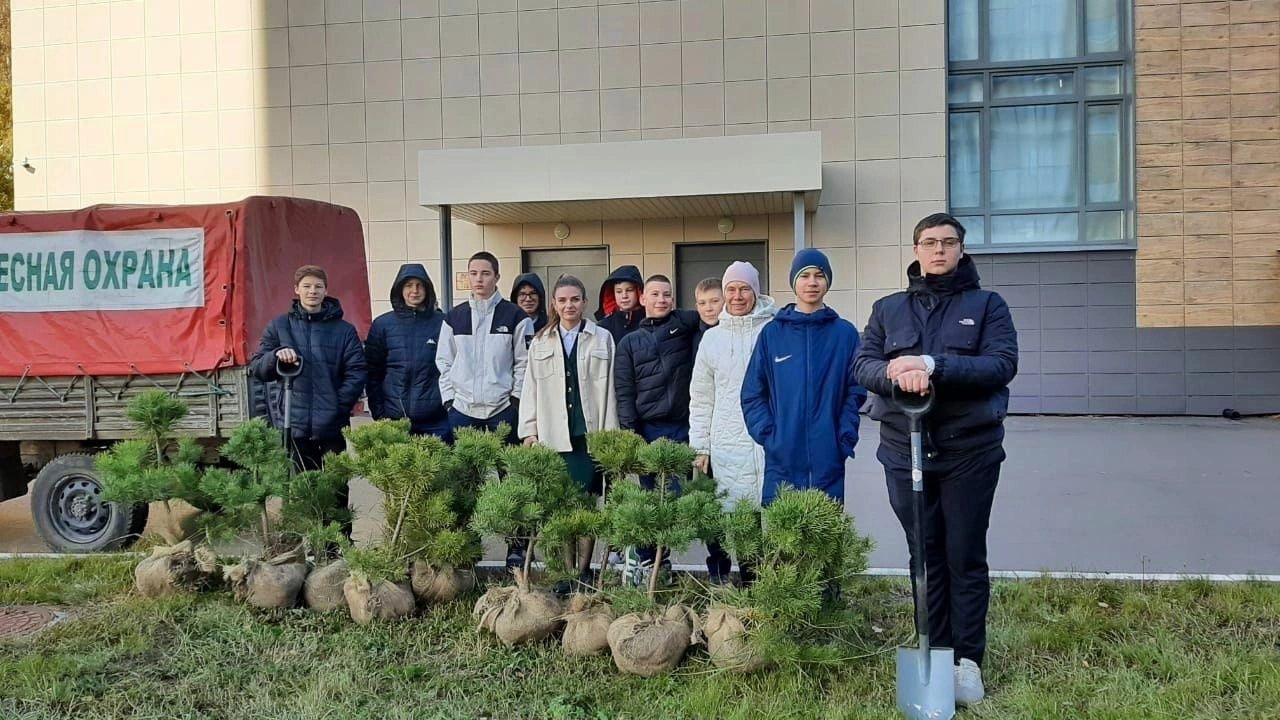 Воспитанники Зеленодольского школьного лесничества и сотрудники «Зеленодольского опытного лесхоза» облагородили соснами территорию лицея им. В.В. Карпова