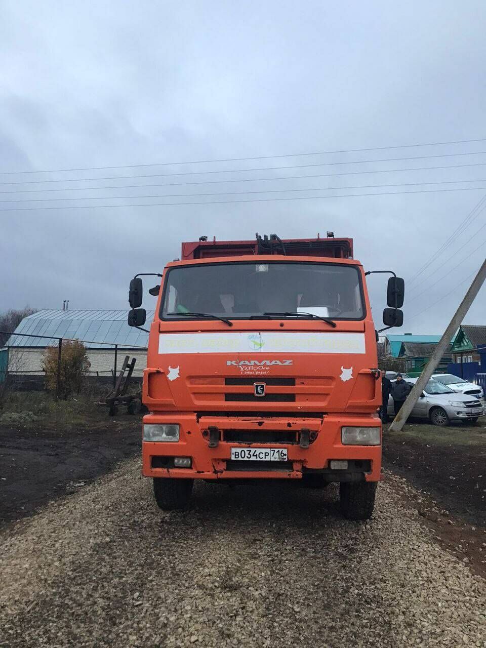 В Апастовском районе Татарстана грузчик погиб под колесами мусоровоза