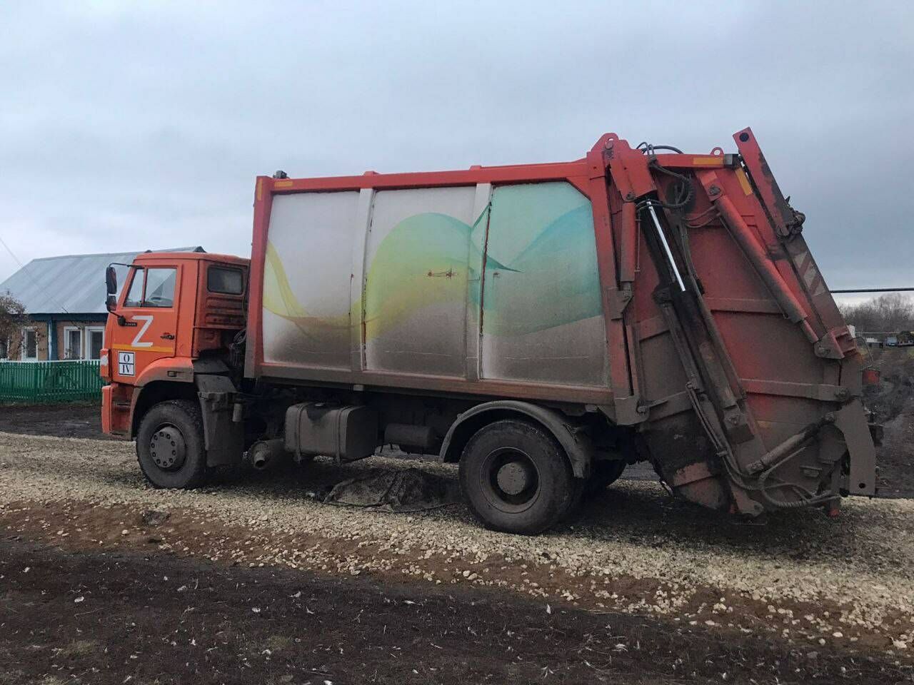 В Апастовском районе Татарстана грузчик погиб под колесами мусоровоза