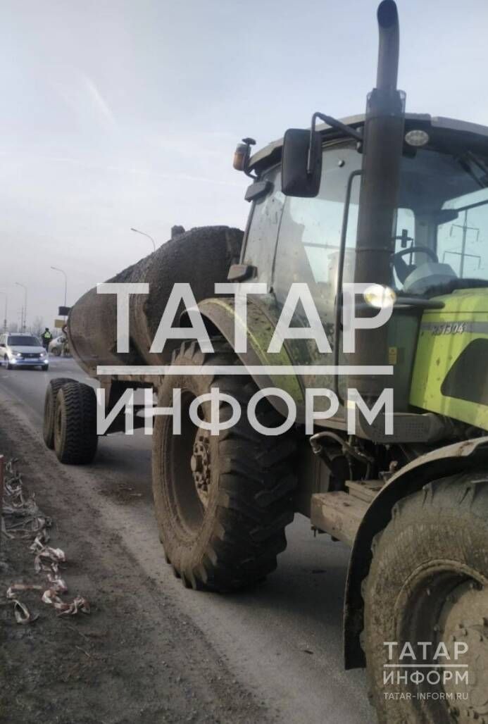 В Татарстане автомобиль столкнулся с трактором: один человек оказался без сознания