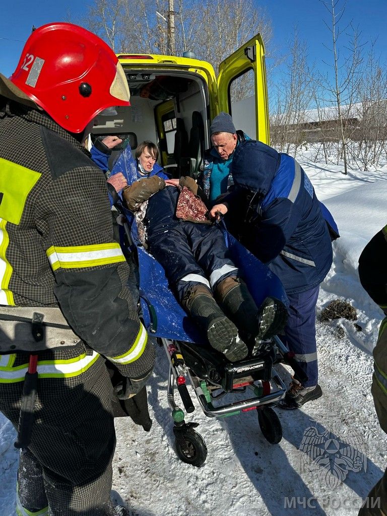Зеленодольские пожарные спасли замерзавшего мужчину