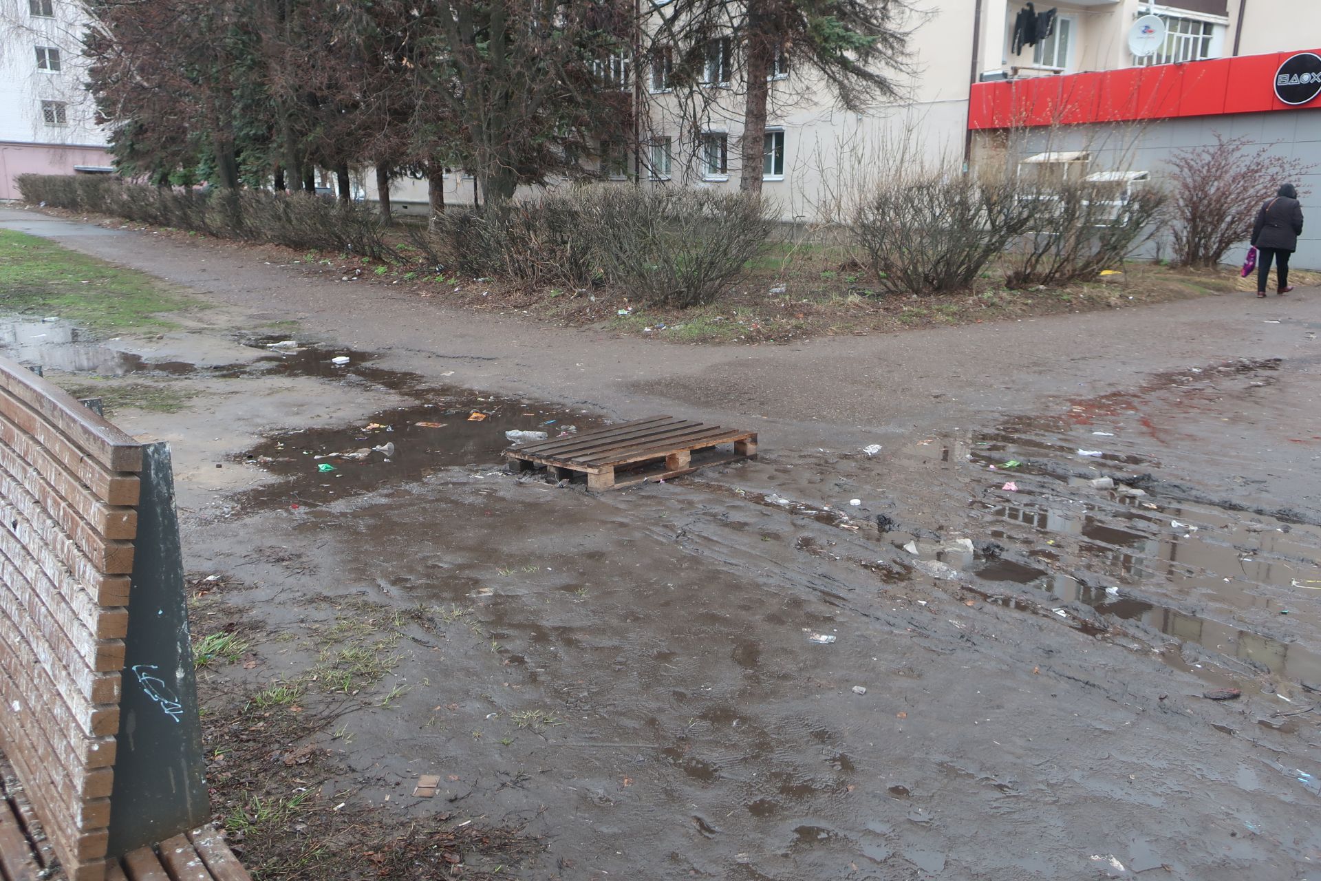 Нам пишут: на Театральной площади бардак