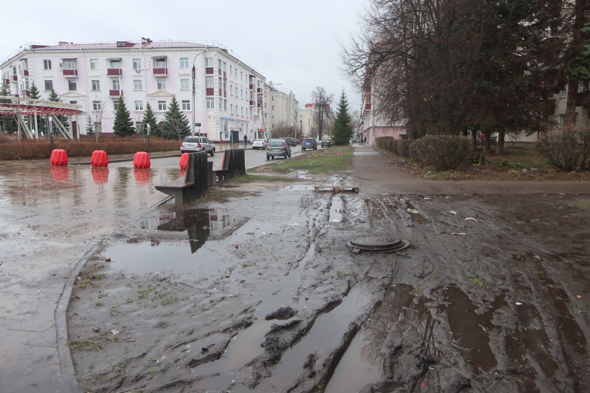 Нам пишут: на Театральной площади бардак