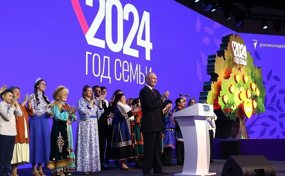 Путин напомнил, что поддержка и повышение рождаемости является общенациональной задачей