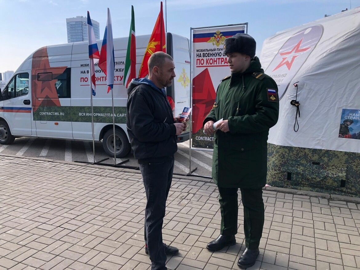 За день в мобильный пункт отбора на военную службу в Челнах обратились 40 мужчин