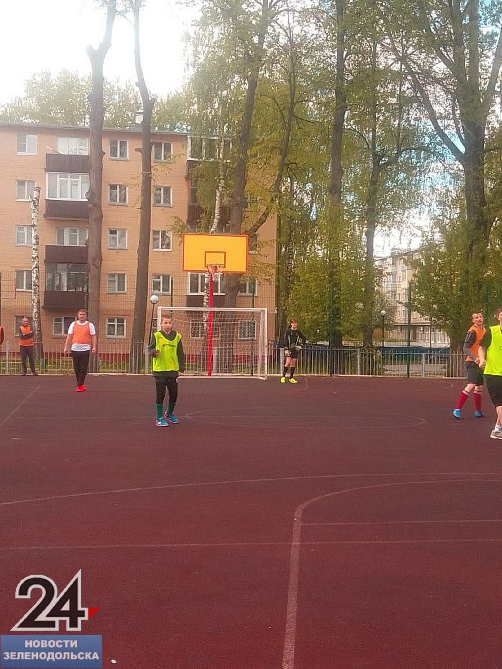 Дружеский матч по мини футболу прошел на спортивной площадке зеленодольской гимназии №5