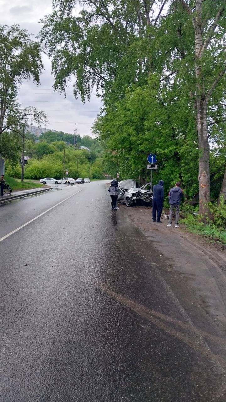 Трагическое ДТП в Зеленодольске: водитель погиб после наезда на дерево