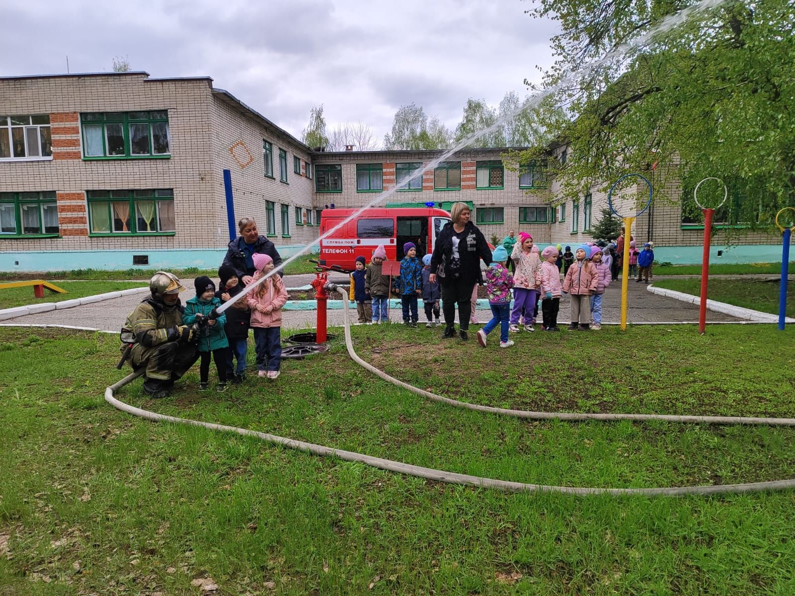 Сотрудники МЧС провели урок по пожарной безопасности в детском саду «Аленушка» города Зеленодольска