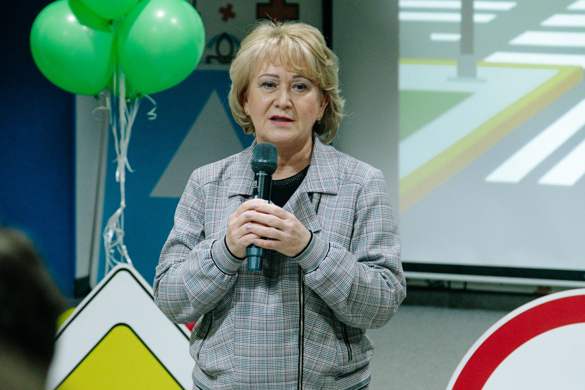 Казанским школьникам наглядно показывают правила безопасного поведения на дороге на интерактивной площадке