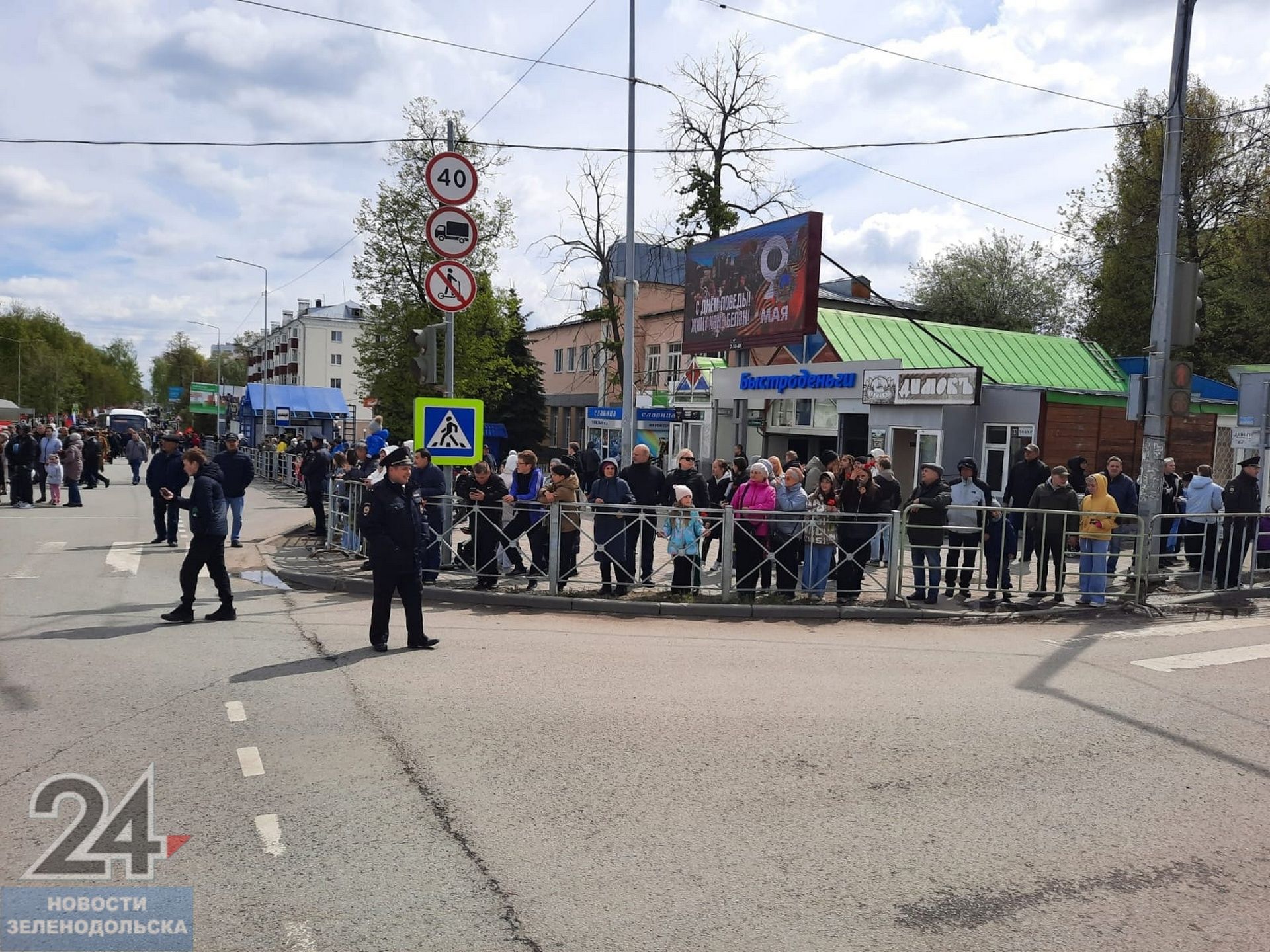 На площади СК «Авангард» начался парад в честь 79 годовщины Великой Победы над фашистской Германией
