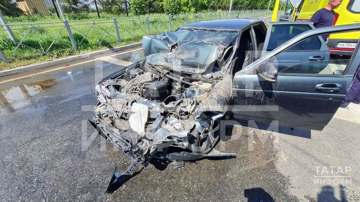В Казани «ГАЗель» столкнулась с легковым автомобилем