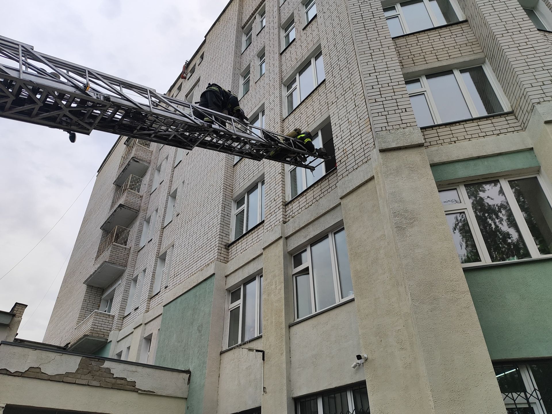 Без дыма и огня: Зеленодольские пожарные провели учения на здании терапевтического корпуса ЦРБ Зеленодольска