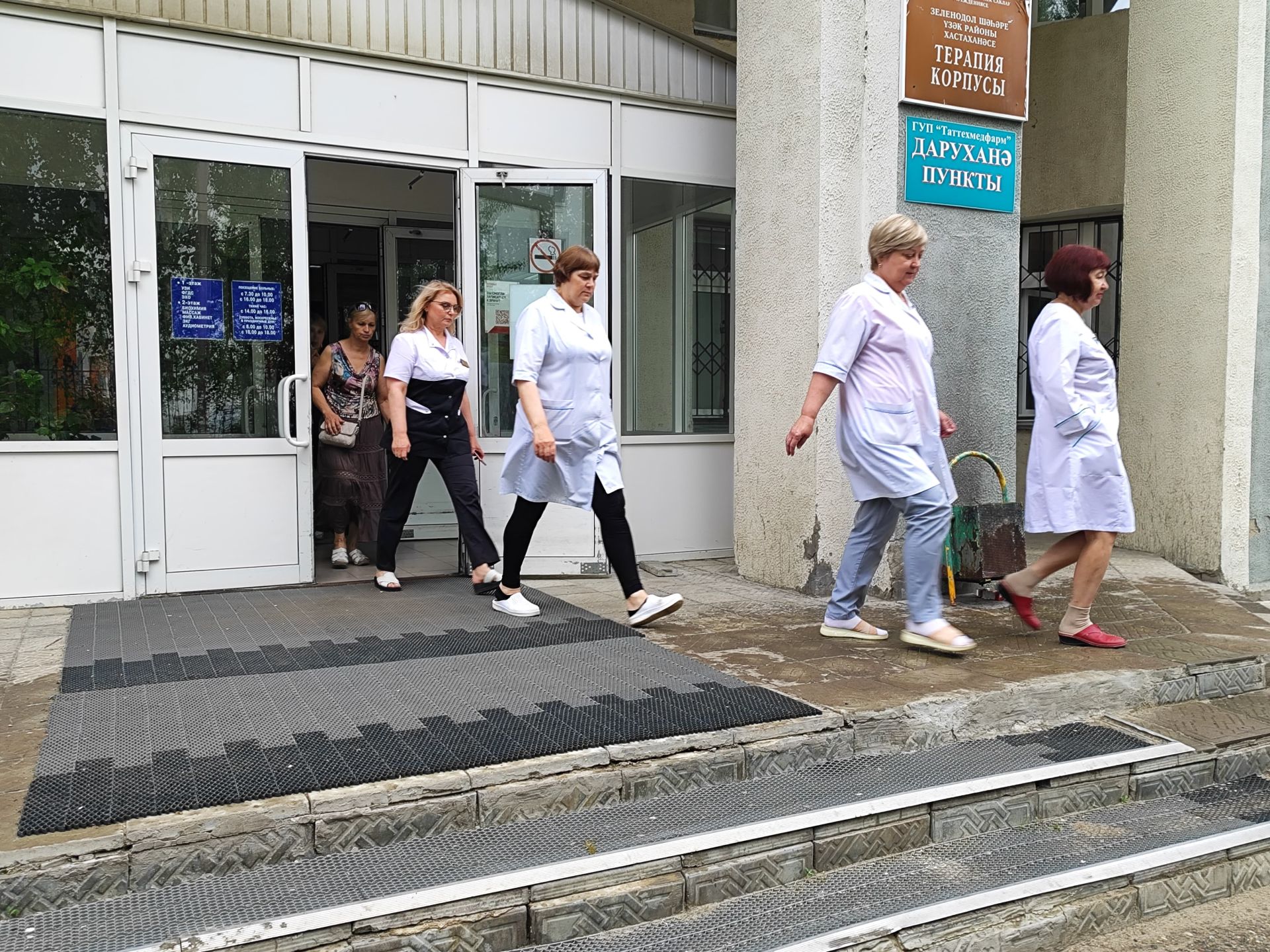 Без дыма и огня: Зеленодольские пожарные провели учения на здании терапевтического корпуса ЦРБ Зеленодольска