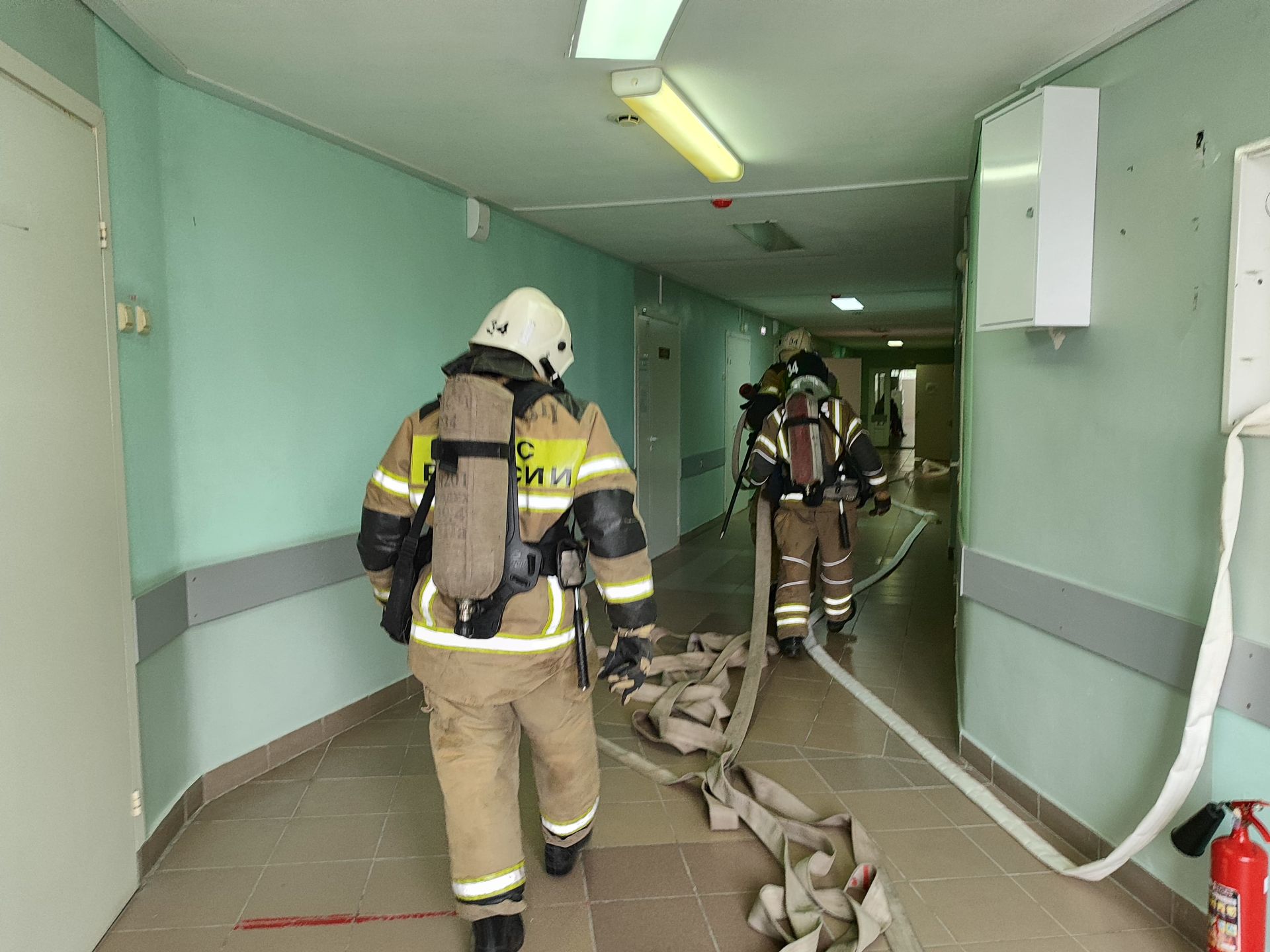 Без дыма и огня: Зеленодольские пожарные провели учения на здании терапевтического корпуса ЦРБ Зеленодольска