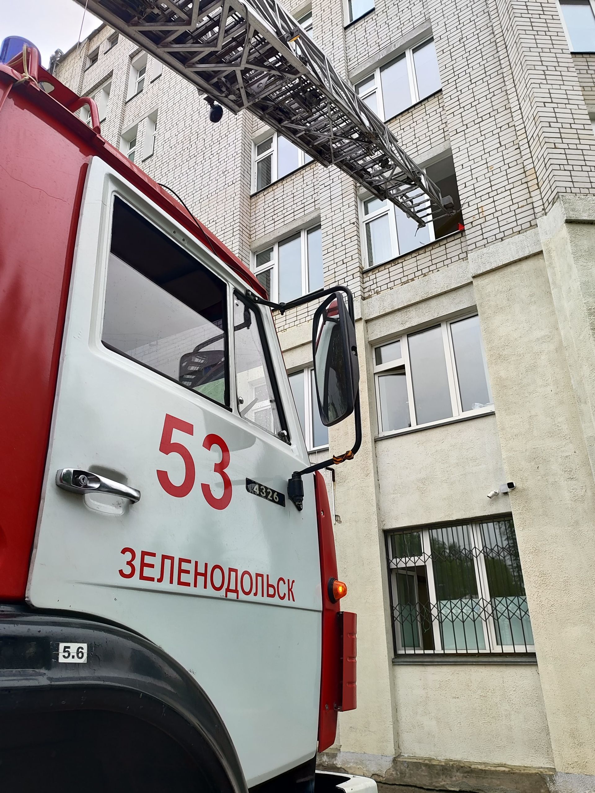 Без дыма и огня: Зеленодольские пожарные провели учения на здании терапевтического корпуса ЦРБ Зеленодольска