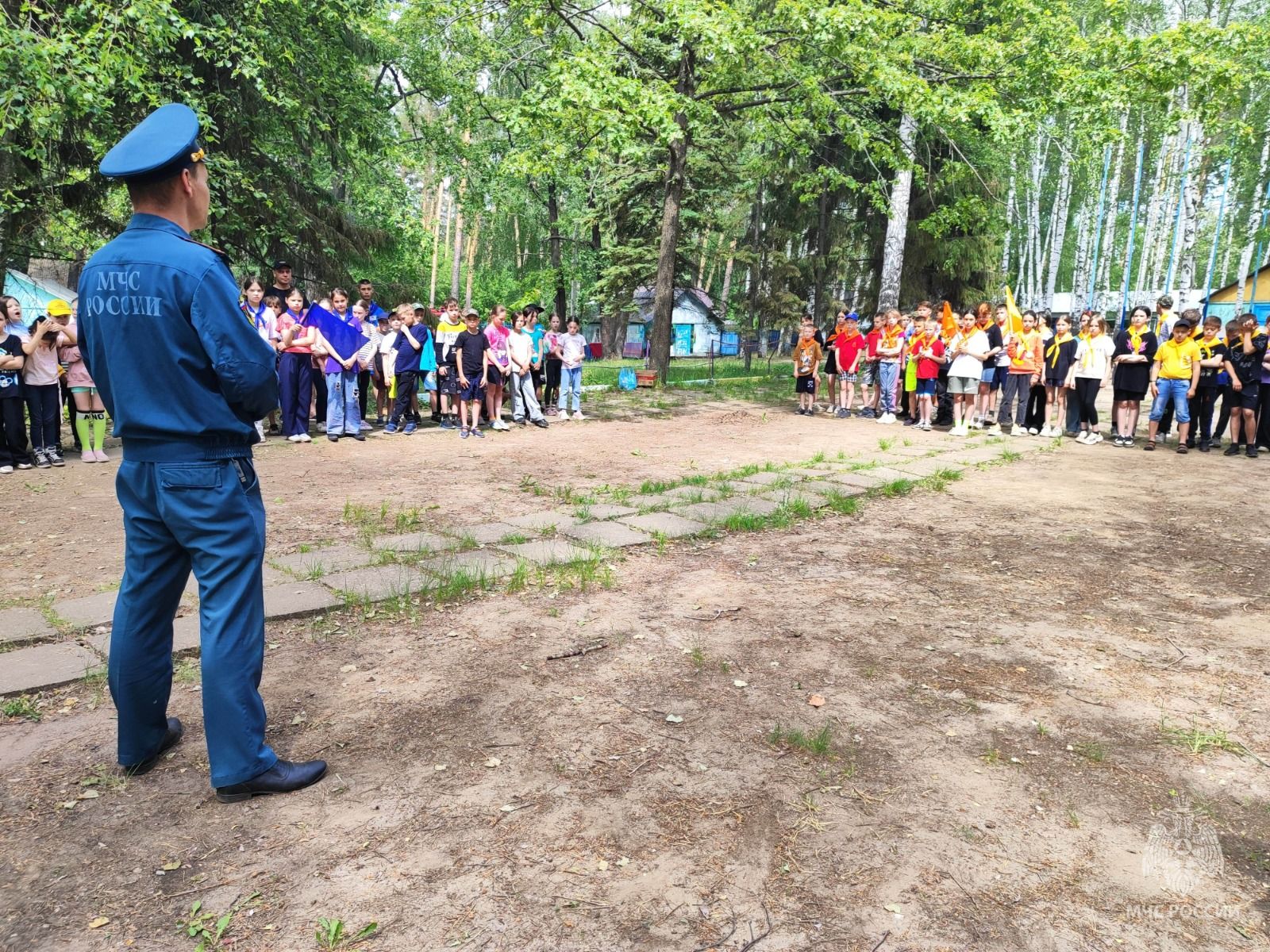 Сотрудники МЧС проводят занятия в загородных детских лагерях