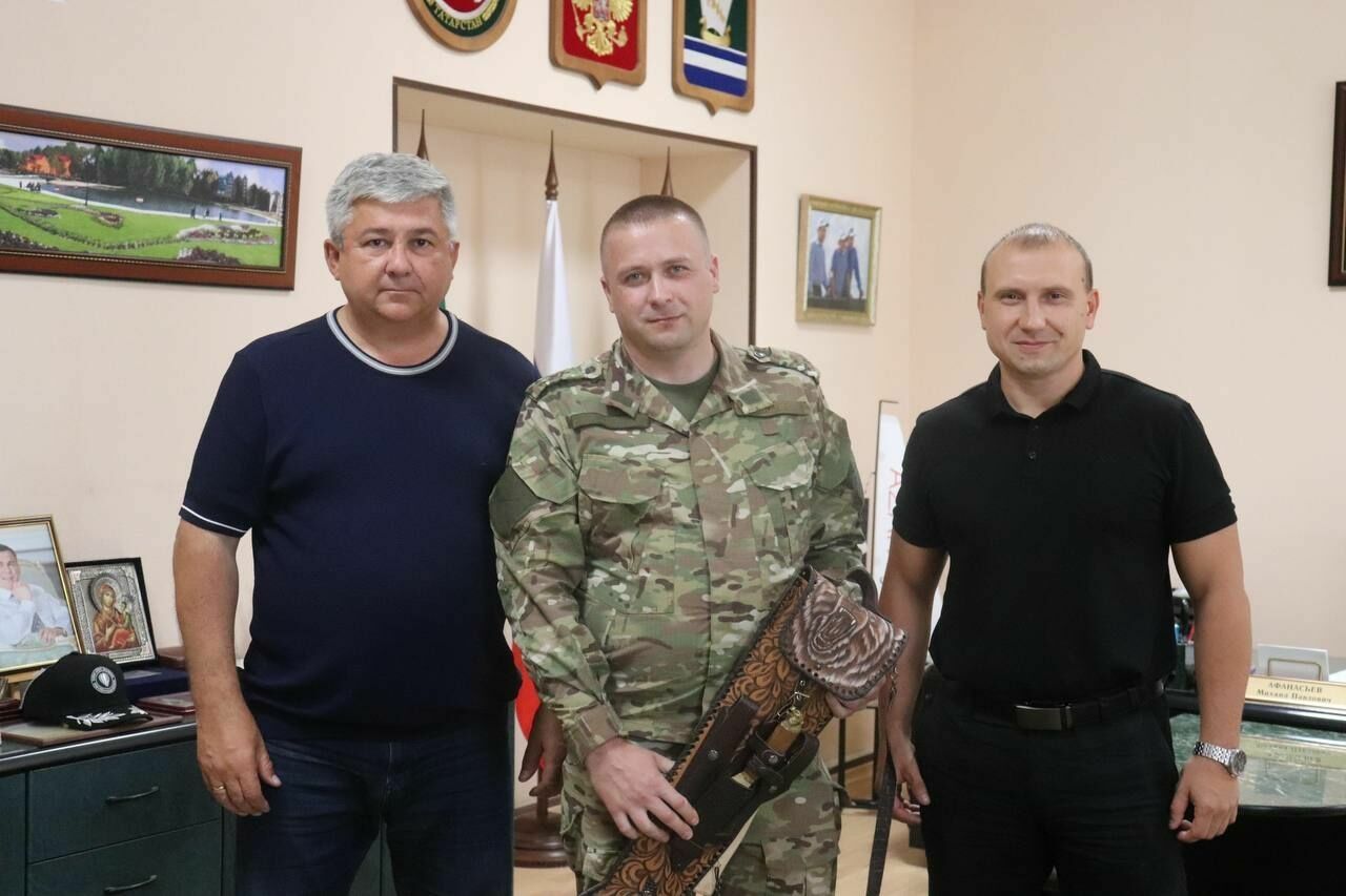 Глава Зеленодольского района Михаил Афанасьев встретился с одним из танкистов, освободивших поселок в ДНР