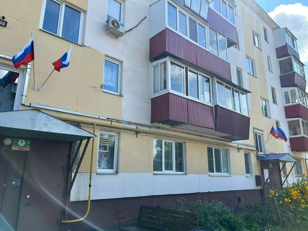 В честь Дня государственного флага, на домах ветеранов СВО в Нижнекамске установили флаги РФ