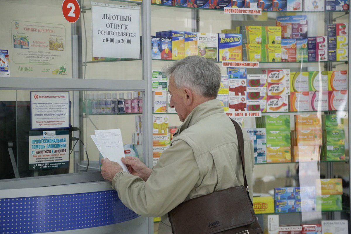 Льготникам нужно сделать выбор между деньгами и бесплатными лекарствами