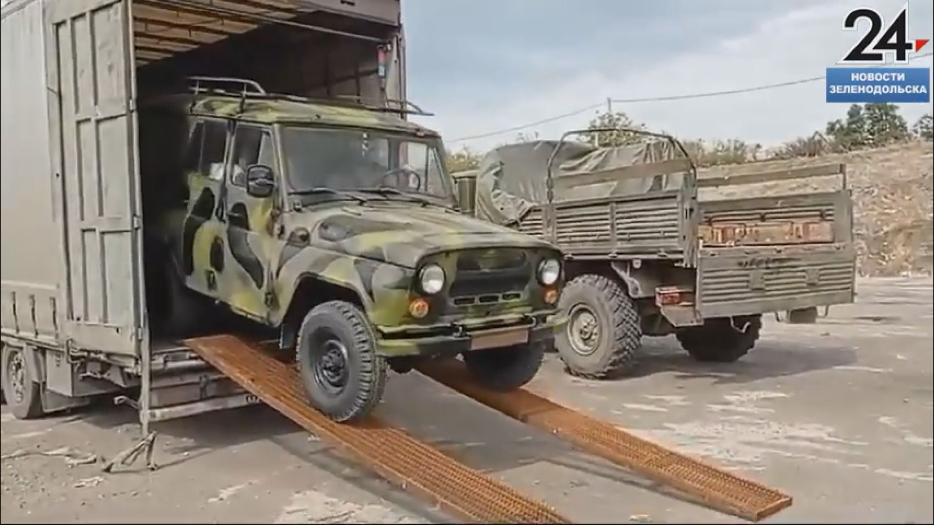 Нурлаты помогают фронту: жители села отправили бойцам СВО три автомобиля и гуманитарную помощь
