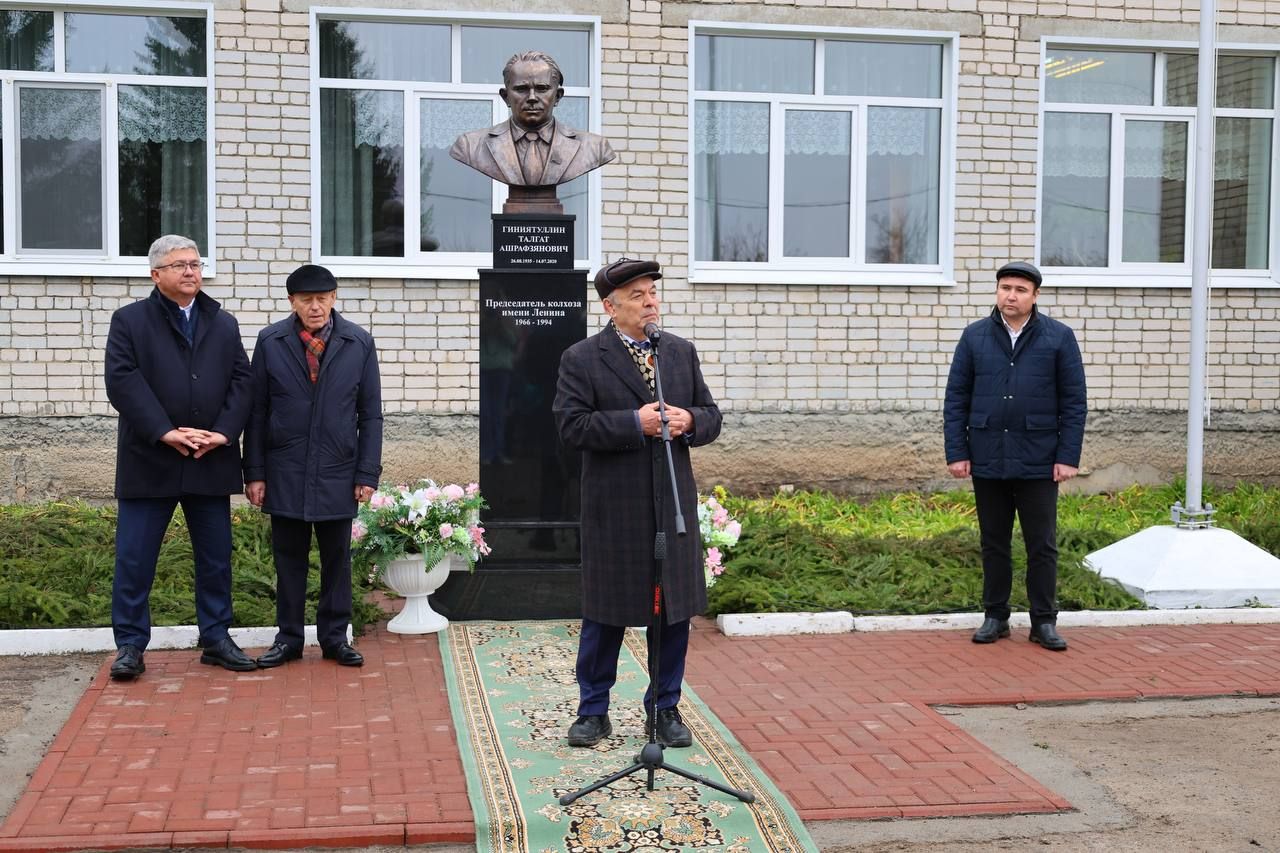 В деревне Татарское Танаево открыли бюст почетному гражданину Зеленодольского района Талгату Гиниятуллину