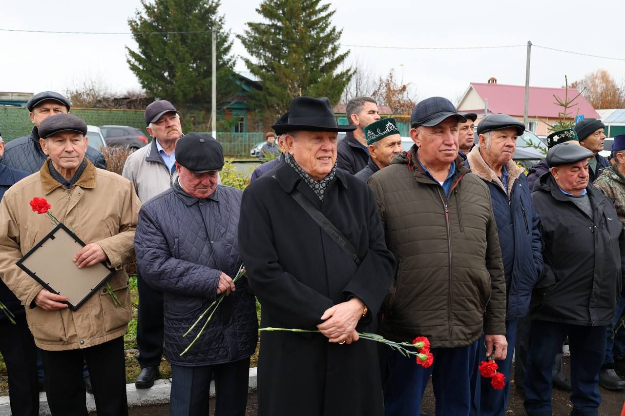 В деревне Татарское Танаево открыли бюст почетному гражданину Зеленодольского района Талгату Гиниятуллину