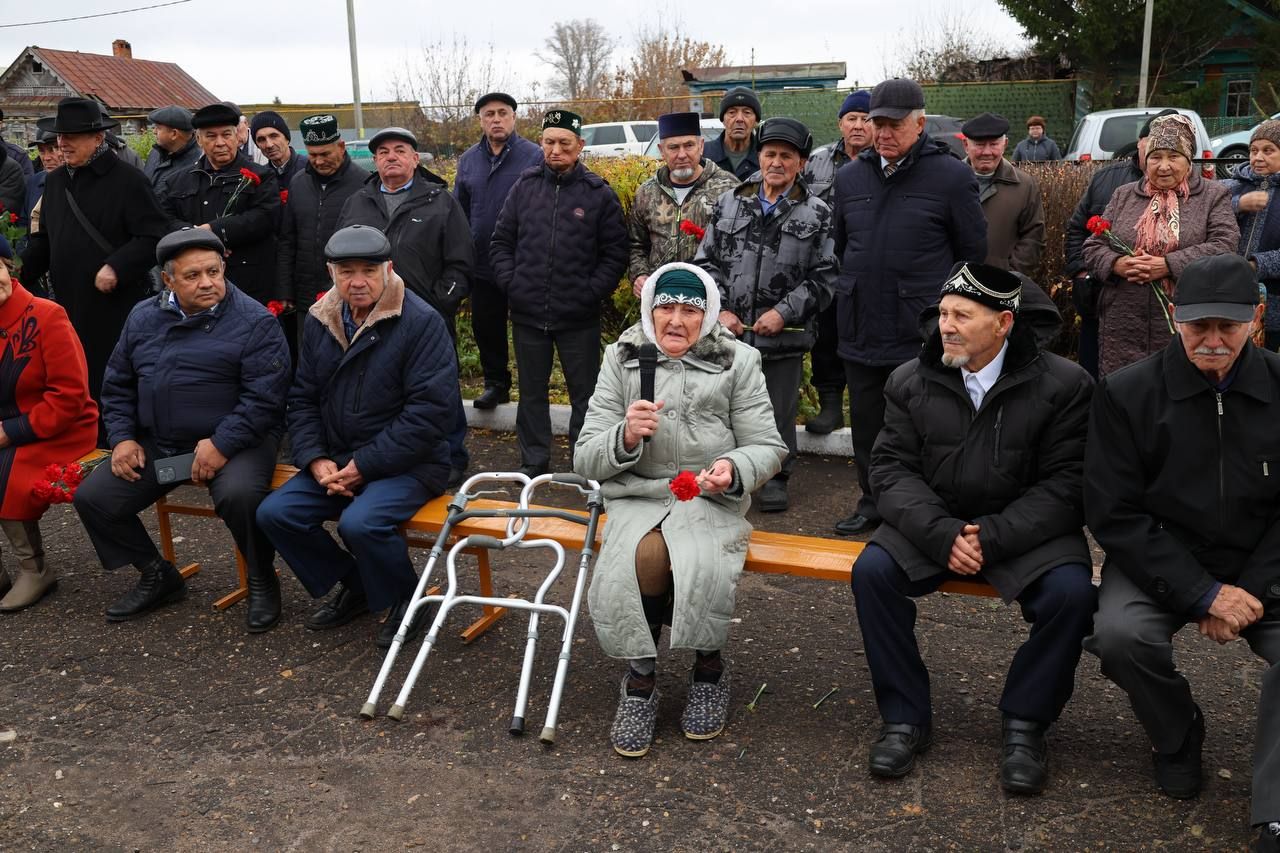 В деревне Татарское Танаево открыли бюст почетному гражданину Зеленодольского района Талгату Гиниятуллину