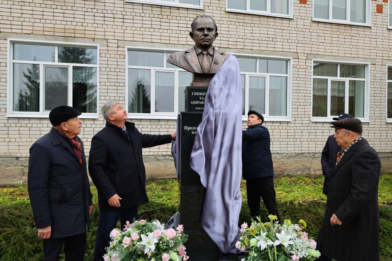 В деревне Татарское Танаево открыли бюст почетному гражданину Зеленодольского района Талгату Гиниятуллину