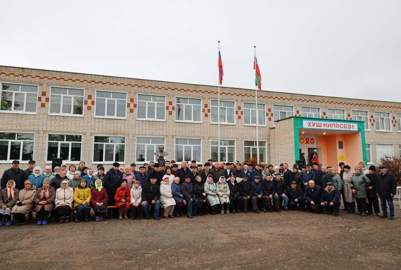В деревне Татарское Танаево открыли бюст почетному гражданину Зеленодольского района Талгату Гиниятуллину
