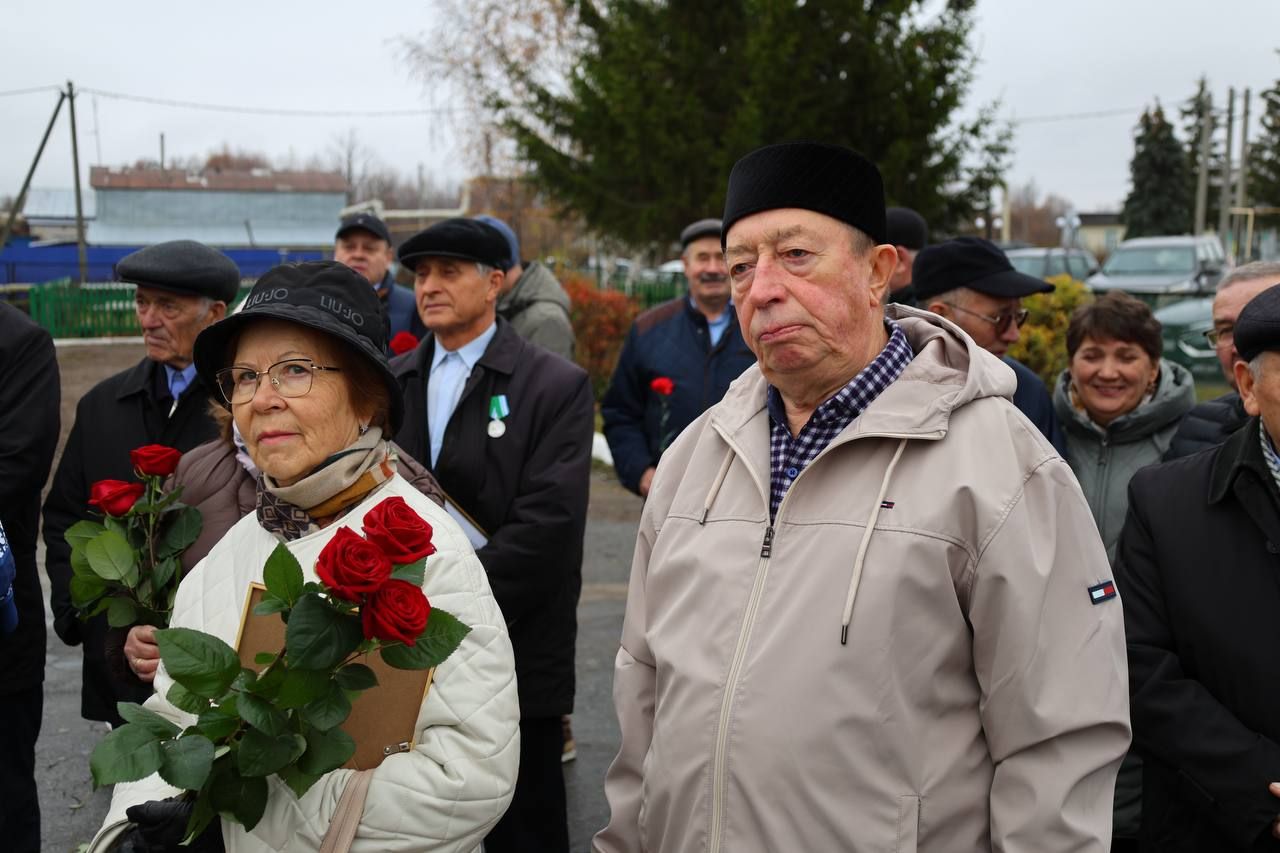 В деревне Татарское Танаево открыли бюст почетному гражданину Зеленодольского района Талгату Гиниятуллину