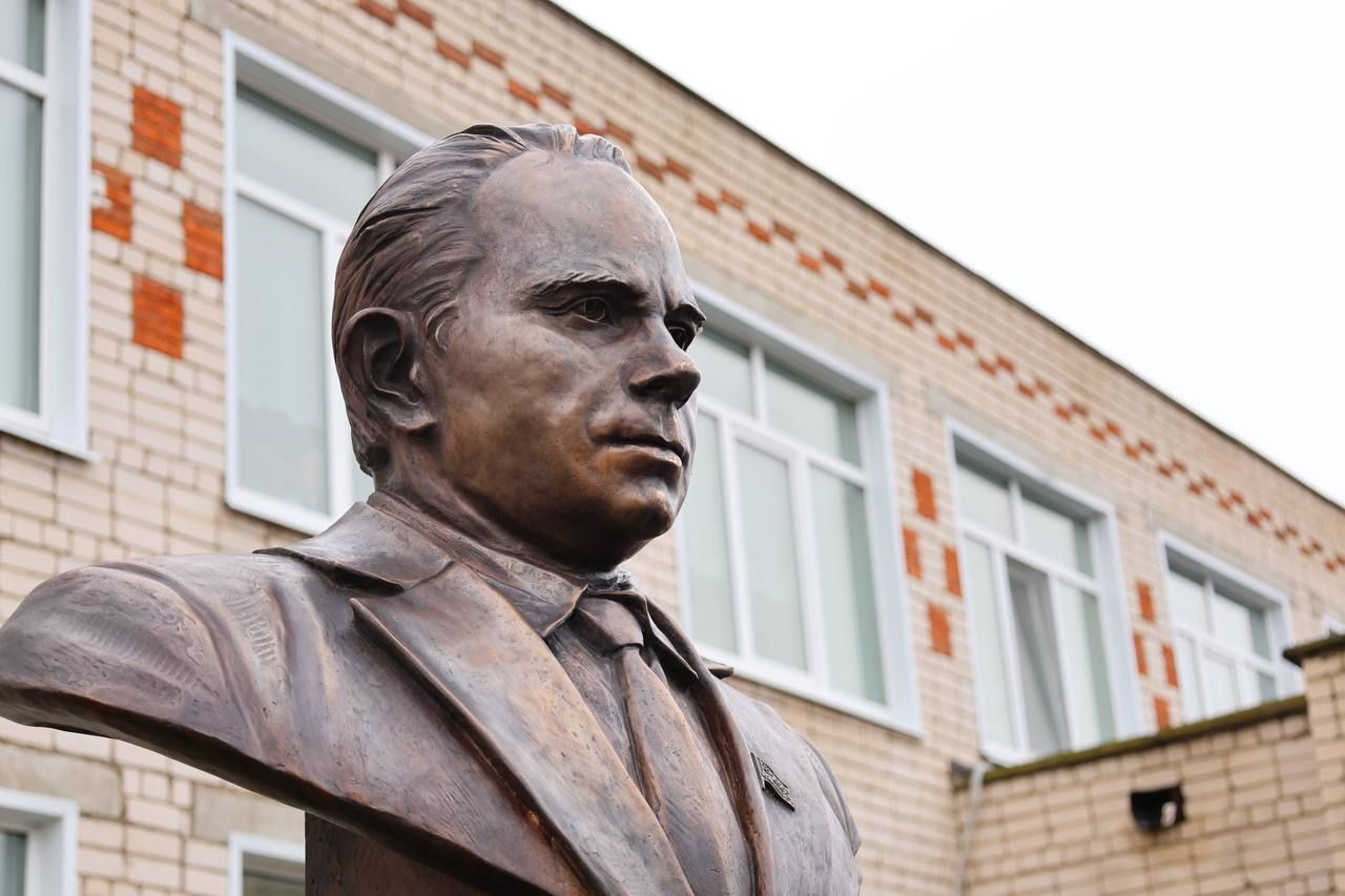 В деревне Татарское Танаево открыли бюст почетному гражданину Зеленодольского района Талгату Гиниятуллину