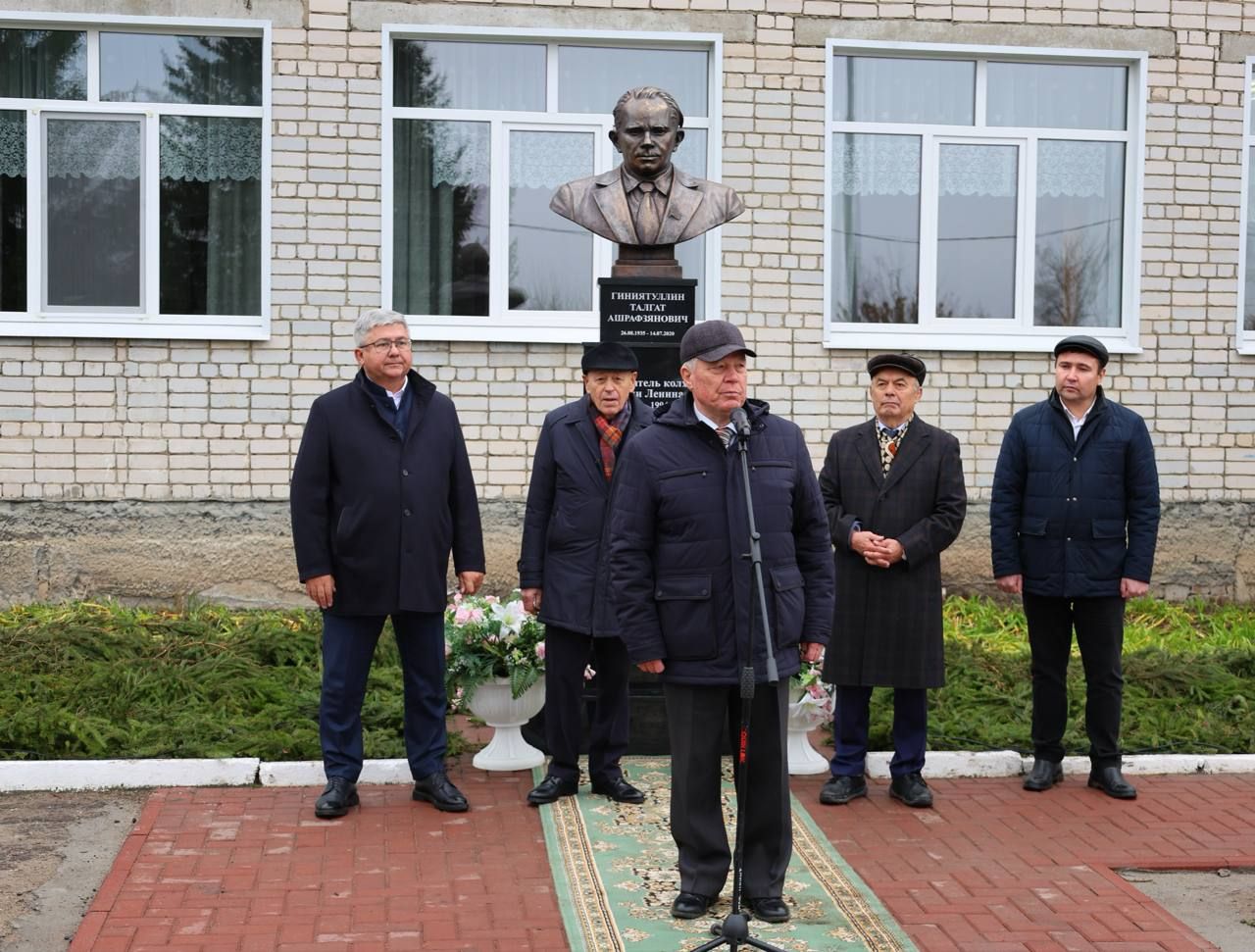В деревне Татарское Танаево открыли бюст почетному гражданину Зеленодольского района Талгату Гиниятуллину
