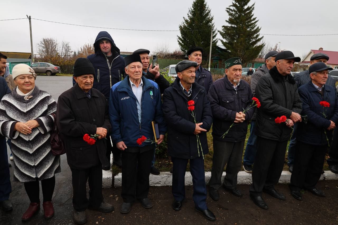 В деревне Татарское Танаево открыли бюст почетному гражданину Зеленодольского района Талгату Гиниятуллину