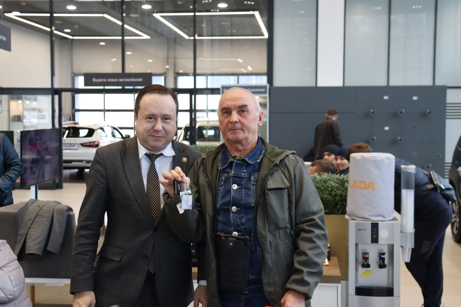 Отделение Соцфонда России по РТ вручило автомобили с автоматической коробкой передач пострадавшим на производстве