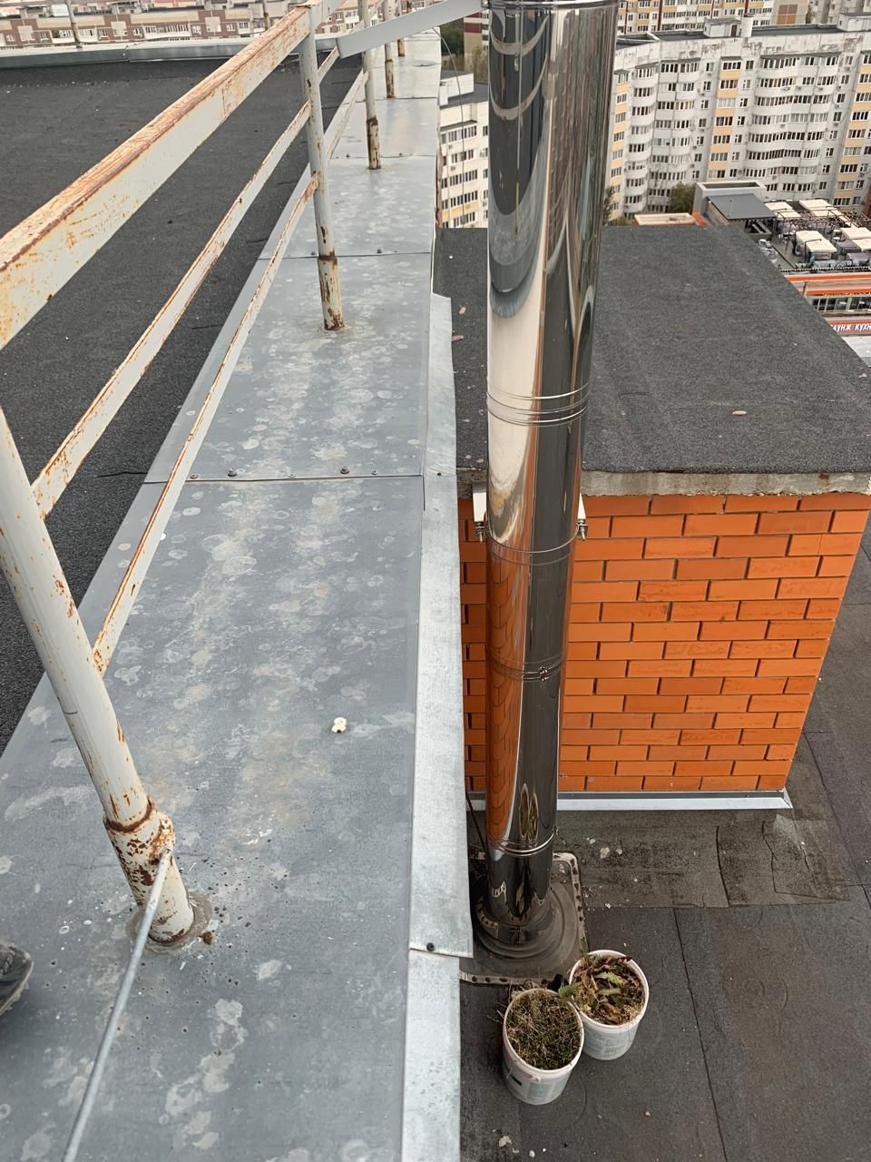 Казанец оборудовал камин на крыше 15-этажного дома
