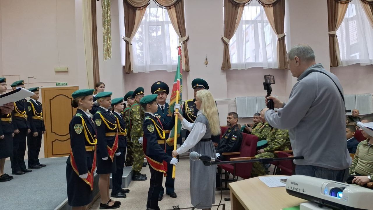 Кадетскому классу зеленодольской школы № 17 торжественно вручили знамя «Юные друзья пограничников»